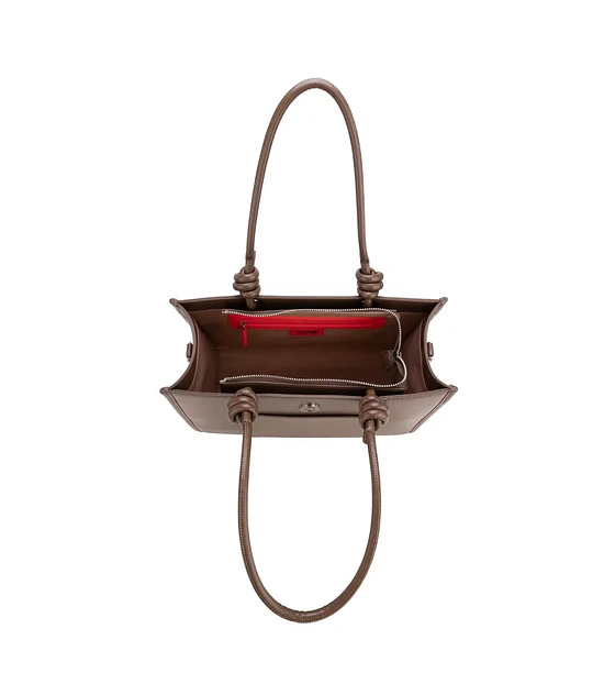 Bolsa Cloe Tote Grande Con Compartimento Frontal De Facil Acceso Color Cafe.