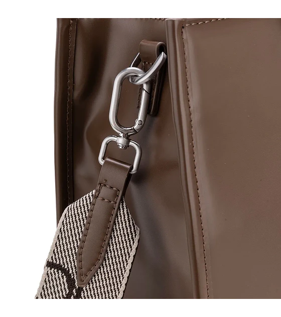 Bolsa Cloe Tote Grande Con Compartimento Frontal De Facil Acceso Color Cafe.