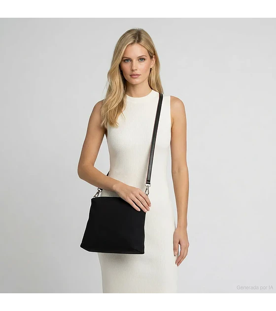 Bolsa Cloe Tote Grande Con Charm Color Negro