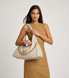Bolsa Cloe Hobo Maxi Con Cadena Decorativa Color Beige