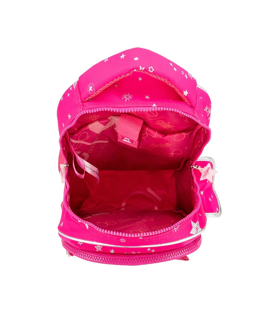 Backpack hecho con material textil. Cuenta con cierres de larga duración. Porta Ipad de 11 plg. Diseño de Oe Girls. Compartimentos frontales con cierre. Compartimentos laterales. Asas traseras ajustab
