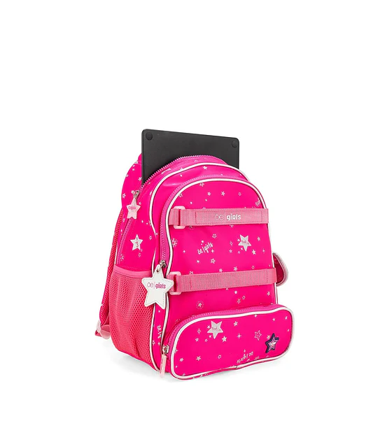 Backpack hecho con material textil. Cuenta con cierres de larga duración. Porta Ipad de 11 plg. Diseño de Oe Girls. Compartimentos frontales con cierre. Compartimentos laterales. Asas traseras ajustab