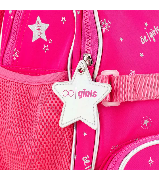 Backpack hecho con material textil. Cuenta con cierres de larga duración. Porta Ipad de 11 plg. Diseño de Oe Girls. Compartimentos frontales con cierre. Compartimentos laterales. Asas traseras ajustab