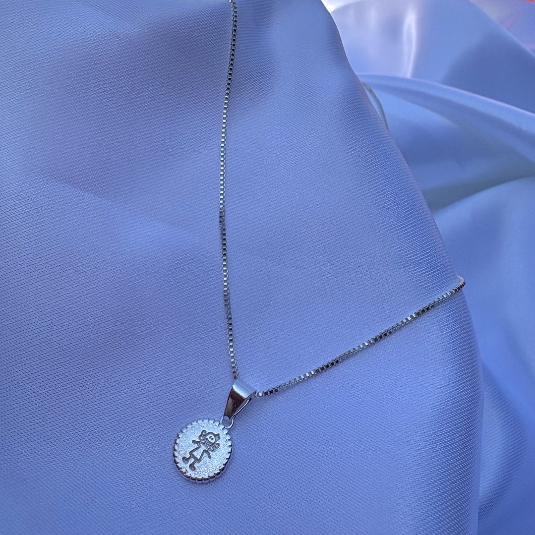 Cadena con colgante de niña 2