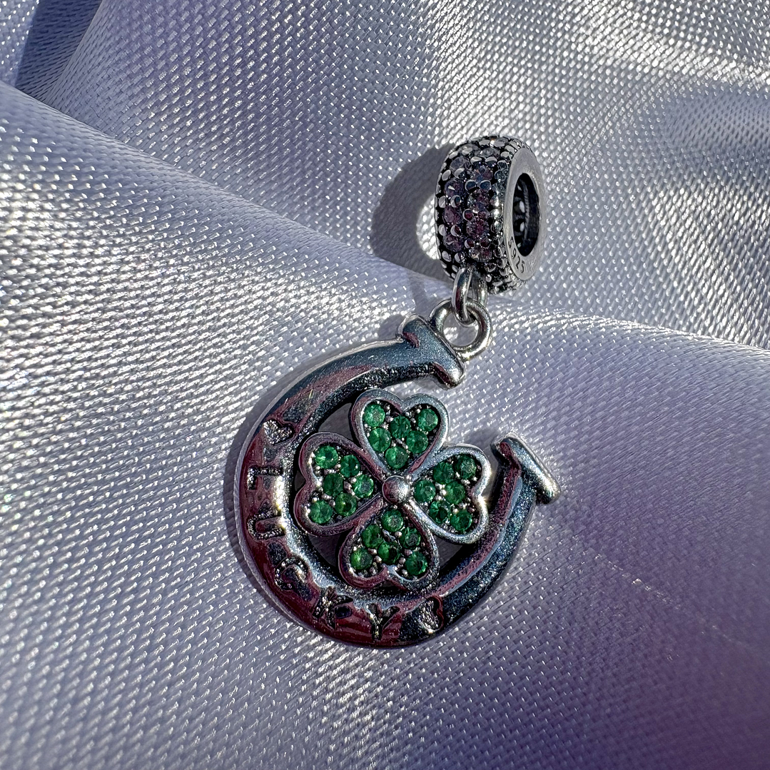 Charms Herradura con trébol  1