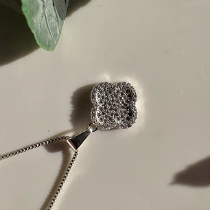 Cadena Flor Radiante Glow 