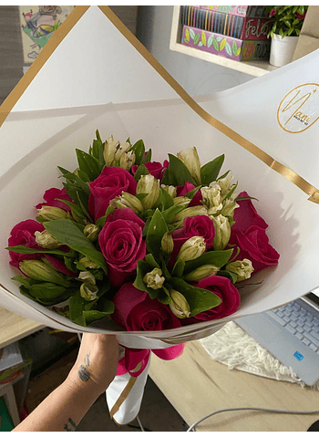 Ramo de rosas con astromelias surtido 