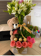 🌸 Arreglo Floral en Caja Cubo con Detalles Dulces y Tiernos 🧸🍫