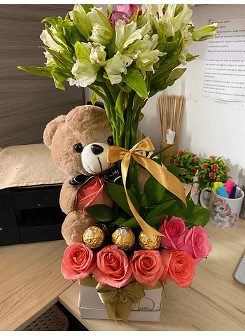🌸 Arreglo Floral en Caja Cubo con Detalles Dulces y Tiernos 🧸🍫