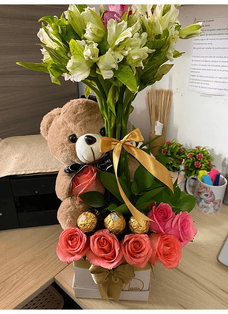 🌸 Arreglo Floral en Caja Cubo con Detalles Dulces y Tiernos 🧸🍫