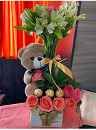 🌸 Arreglo Floral en Caja Cubo con Detalles Dulces y Tiernos 🧸🍫