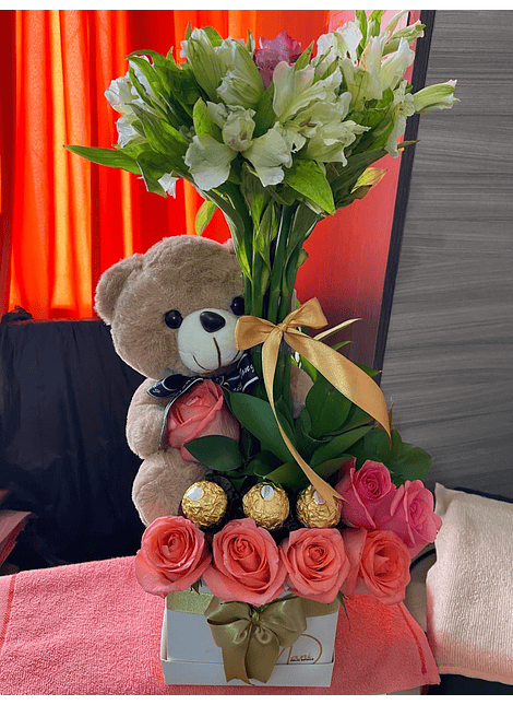 🌸 Arreglo Floral en Caja Cubo con Detalles Dulces y Tiernos 🧸🍫
