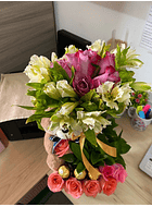 🌸 Arreglo Floral en Caja Cubo con Detalles Dulces y Tiernos 🧸🍫