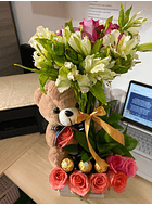 🌸 Arreglo Floral en Caja Cubo con Detalles Dulces y Tiernos 🧸🍫