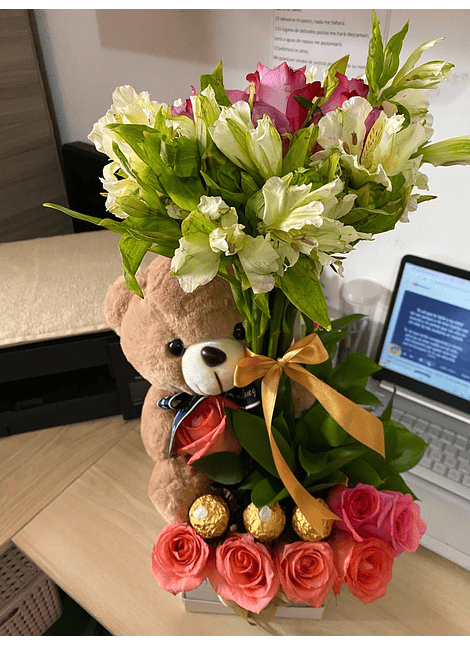 🌸 Arreglo Floral en Caja Cubo con Detalles Dulces y Tiernos 🧸🍫