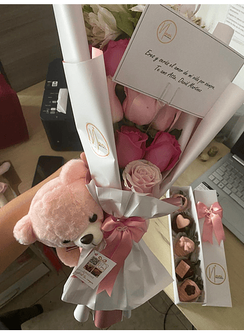 Combo Ramo de rosa con mini peluche más caja de fresas con chocolate 