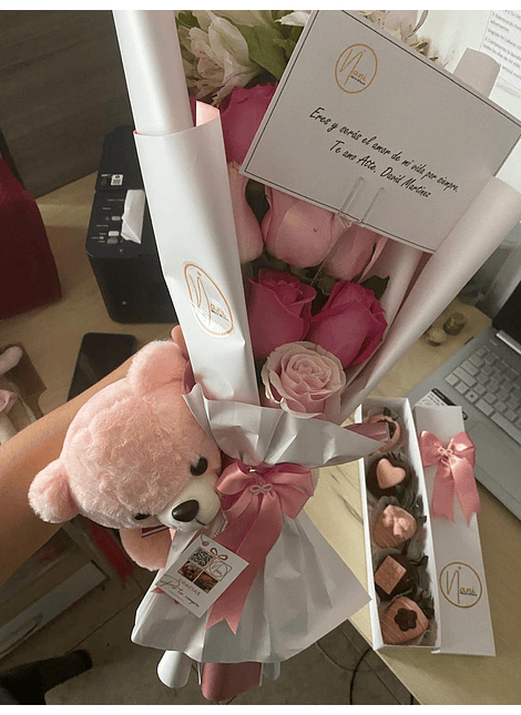 Combo Ramo de rosa con mini peluche más caja de fresas con chocolate 