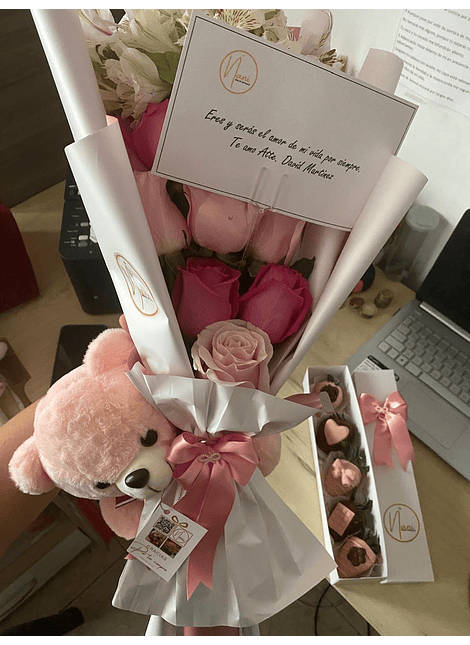 Combo Ramo de rosa con mini peluche más caja de fresas con chocolate 