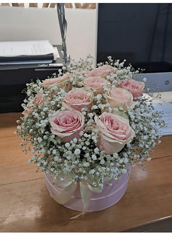 🌹 Arreglo Floral en Caja Cilíndrica con Rosas y Gipsofilia ✨ Un detalle que transmite delicadeza y romanticismo en cada pétalo: - 💐 Rosas frescas: Dispuestas con armonía en el centro del arreglo, en