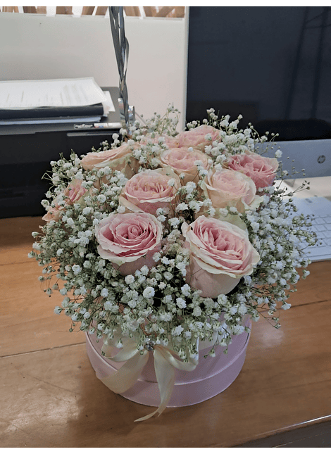 🌹 Arreglo Floral en Caja Cilíndrica con Rosas y Gipsofilia ✨ Un detalle que transmite delicadeza y romanticismo en cada pétalo: - 💐 Rosas frescas: Dispuestas con armonía en el centro del arreglo, en