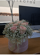 🌹 Arreglo Floral en Caja Cilíndrica con Rosas y Gipsofilia ✨ Un detalle que transmite delicadeza y romanticismo en cada pétalo: - 💐 Rosas frescas: Dispuestas con armonía en el centro del arreglo, en