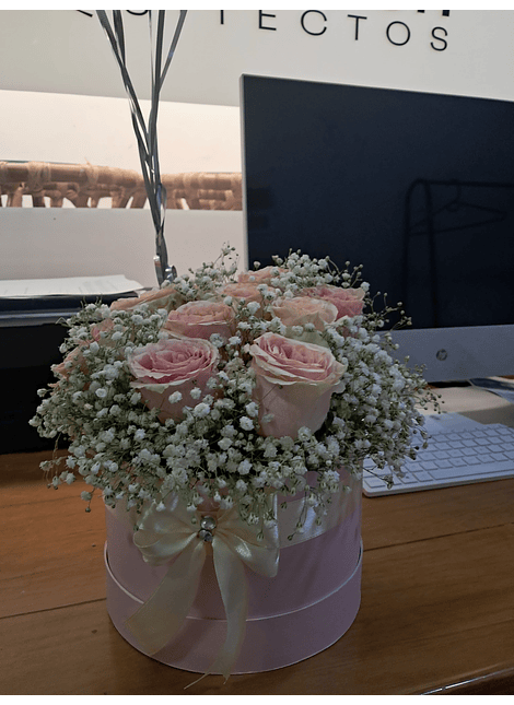 🌹 Arreglo Floral en Caja Cilíndrica con Rosas y Gipsofilia ✨ Un detalle que transmite delicadeza y romanticismo en cada pétalo: - 💐 Rosas frescas: Dispuestas con armonía en el centro del arreglo, en