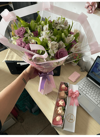 Combo Ramo de rosa más caja de fresas con chocolate 