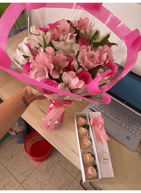 Combo Ramo de rosa más caja de fresas con chocolate 
