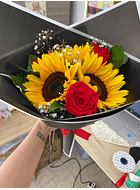 Ramo económico  Surtido 3 girasoles  3 rosas 3 estrella de Belem o astromelias