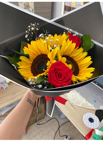 Ramo económico  Surtido 3 girasoles  3 rosas 3 estrella de Belem o astromelias