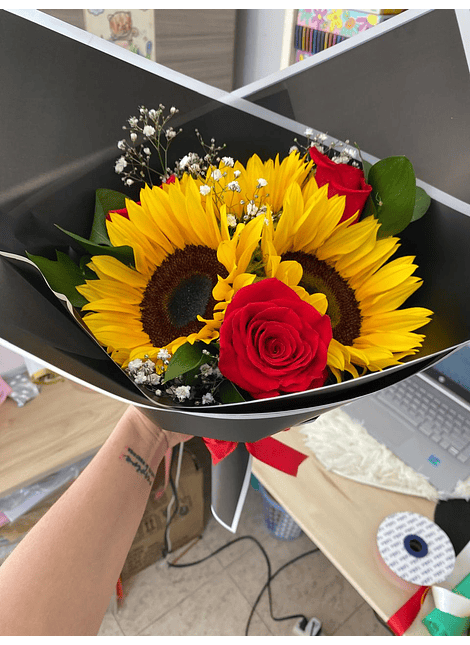 Ramo económico  Surtido 3 girasoles  3 rosas 3 estrella de Belem o astromelias