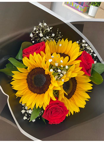 Ramo económico  Surtido 3 girasoles  3 rosas 3 estrella de Belem o astromelias