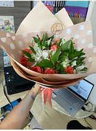 Ramo de rosas con astromelias surtido 