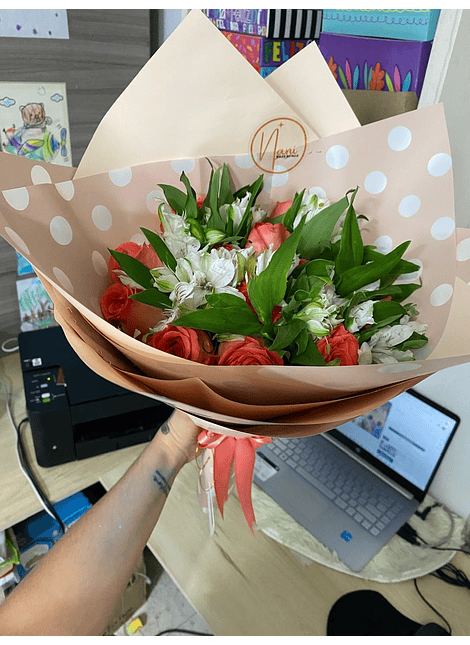 Ramo de rosas con astromelias surtido 