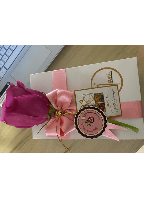 Caja de fresas con chocolate más  JP. Chenet