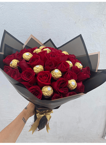 Ramo de rosas con 12 chocolates ferrero