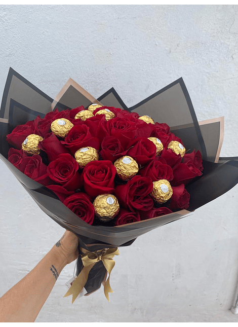 Ramo de rosas con 12 chocolates ferrero