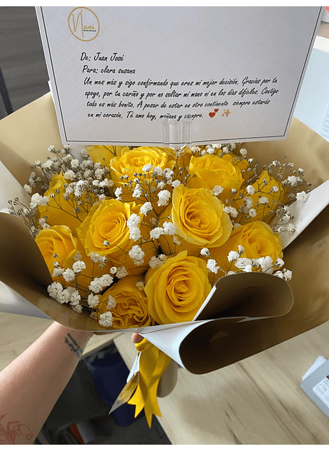 Ramo de 12 rosas decoradas con gipsophilia