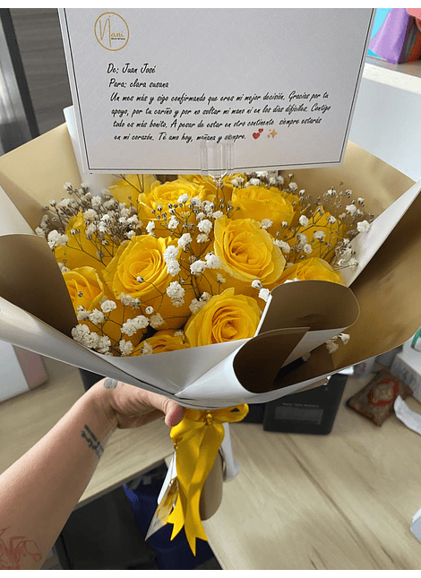 Ramo de 12 rosas decoradas con gipsophilia