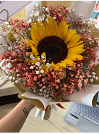 Ramo con un girasol y gypsophila azul