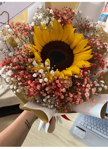 Ramo con un girasol y gypsophila azul