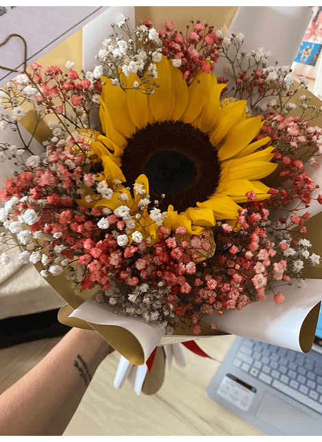 Ramo con un girasol y gypsophila azul