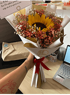 Ramo con un girasol y gypsophila azul