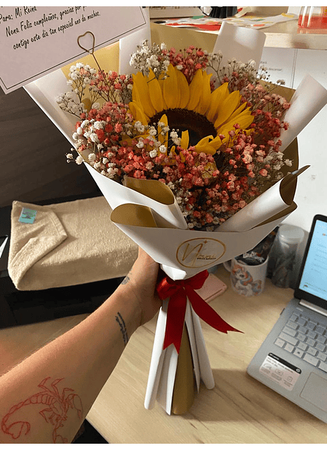Ramo con un girasol y gypsophila azul