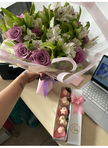 Combo Ramo de rosa más caja de fresas con chocolate 