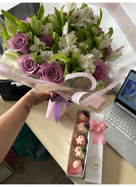 Combo Ramo de rosa más caja de fresas con chocolate 