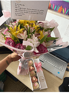 Combo Ramo de rosa más caja de fresas con chocolate 