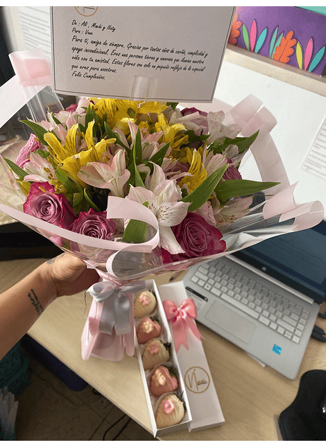 Combo Ramo de rosa más caja de fresas con chocolate 