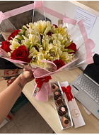 Combo Ramo de rosa más caja de fresas con chocolate 