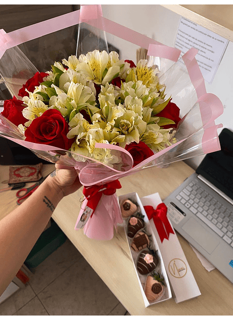 Combo Ramo de rosa más caja de fresas con chocolate 